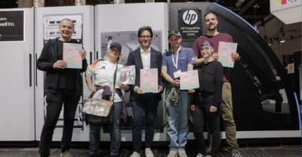 Von links nach rechts: Jacques Tilly (Künstler), Miriam Bensch (Straßenverkäuferin), Markus Weiss (General Manager EMEA bei HP Industrial Print), Rüdiger Wasser (Straßenverkäufer), Niels Lenninghausen (fiftyfifty Sozialberater), Delia Dudella (fiftyfifty Sozialberaterin) (Bildquelle: HP)