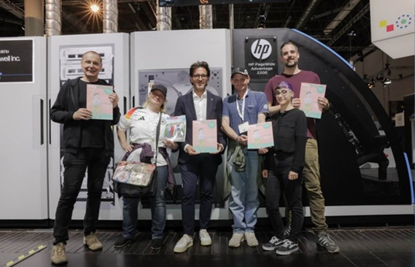Von links nach rechts: Jacques Tilly (Künstler), Miriam Bensch (Straßenverkäuferin), Markus Weiss (General Manager EMEA bei HP Industrial Print), Rüdiger Wasser (Straßenverkäufer), Niels Lenninghausen (fiftyfifty Sozialberater), Delia Dudella (fiftyfifty Sozialberaterin) (Bildquelle: HP)
