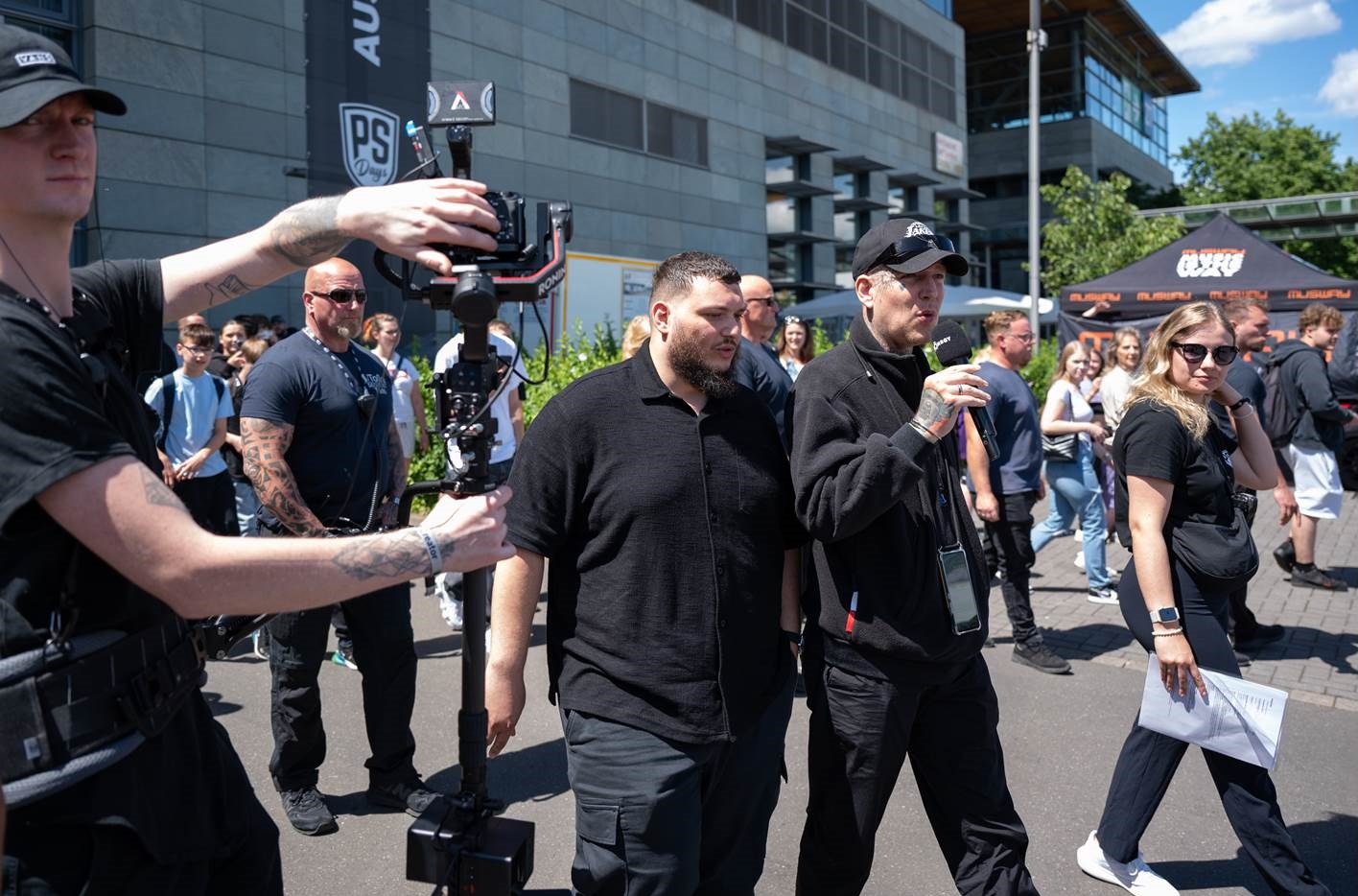 Die beiden Twitch-Streamer AbuGoku und MontanaBlack ließen ihre riesige digitale Community über Stunden an ihren PS Days Erlebnissen teilhaben (Bild: Deutsche Messe)