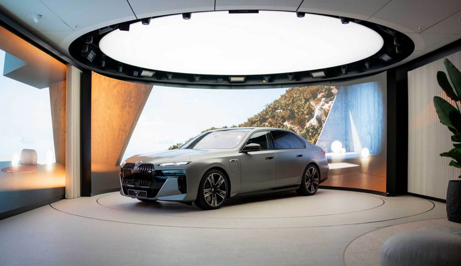  BMW Exclusive Privacy Raum - Immersiver Erlebnisraum für Neuwagenkäufer, die ihren BMW in München selbst abholen (Bildrechte: BMW Group)