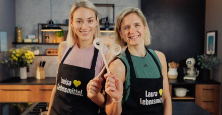 Für EDEKA schwingen Laura Ludwig (Olympiasiegerin Beachvolleyball) und Louisa Lippmann auch mal den Kochlöffel – wie hier beim Dreh ihres Team D Erfolgsrezeptes (Bildrechte: EDEKA)