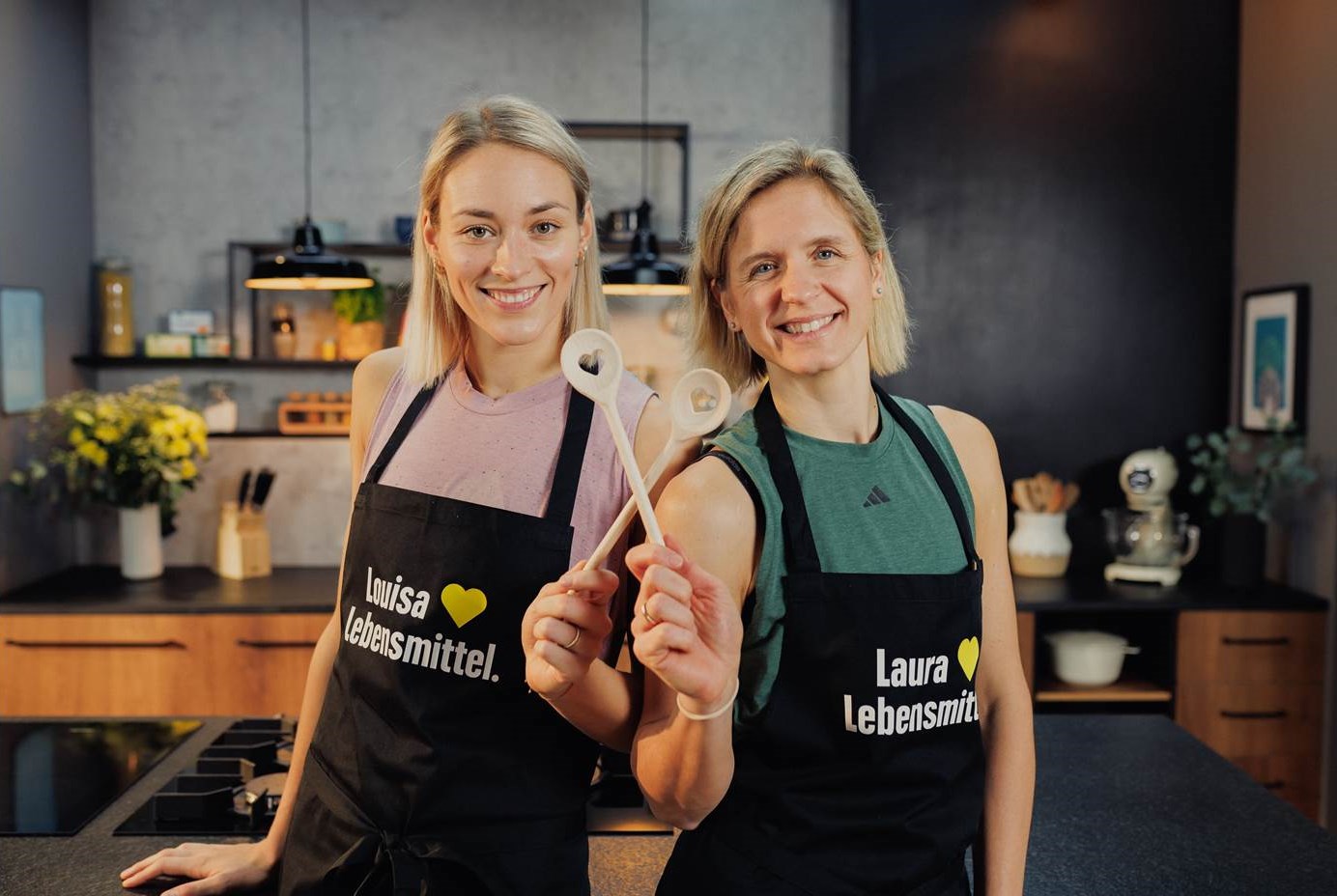Für EDEKA schwingen Laura Ludwig (Olympiasiegerin Beachvolleyball) und Louisa Lippmann auch mal den Kochlöffel – wie hier beim Dreh ihres Team D Erfolgsrezeptes (Bildrechte: EDEKA)