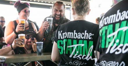 Der Krombacher Stammtisch diente auch 2024 als zentraler Treffpunkt der Metal-Fans beim Wacken Open Air (Bildrechte: Krombacher Brauerei GmbH & Co.)