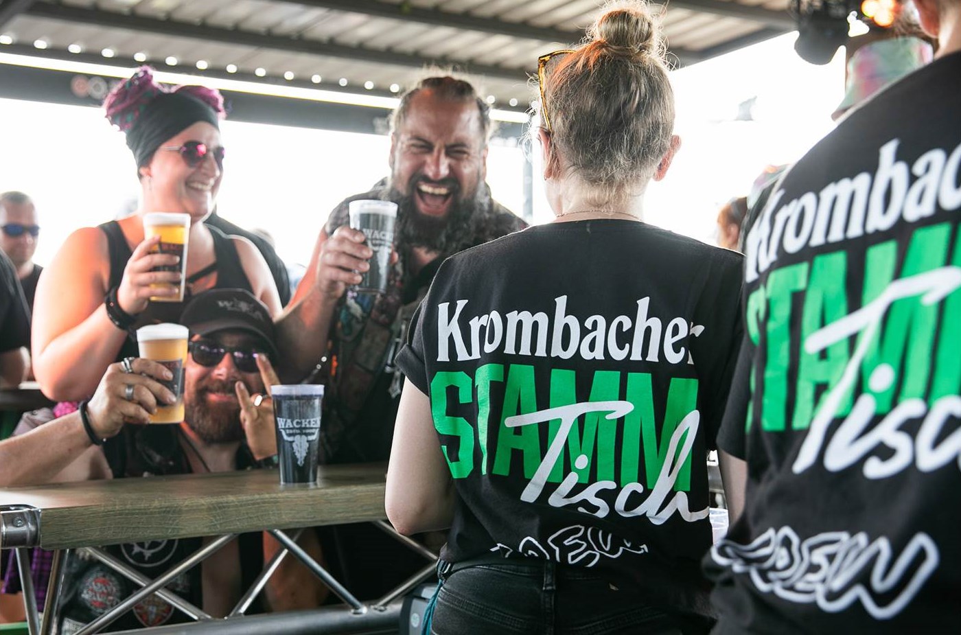 Der Krombacher Stammtisch diente auch 2024 als zentraler Treffpunkt der Metal-Fans beim Wacken Open Air (Bildrechte: Krombacher Brauerei GmbH & Co.)