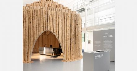 Ungewöhnlicher Messestand – The Fireplace von Francis Kéré für next125 / Schüller Küchen (Credits: Strichpunkt)