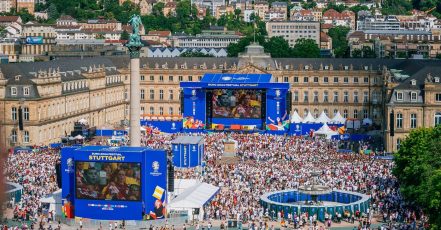 Stuttgart Fan Zone Schlossplatz (Copyright: in.Stuttgart, T. Niedermüller, Quelle / Herausgeber: Stuttgart-Marketing GmbH)