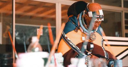 Die BMW Lounge bei der Frieze London 2024 ist eine Hommage an die afrikanische Künstlerin Esther Mahlangu, die 1935 in Südafrika geboren wurde und 1991 als erste Frau ein BMW Art Car gestaltet hat. (Bildquelle: BMW)