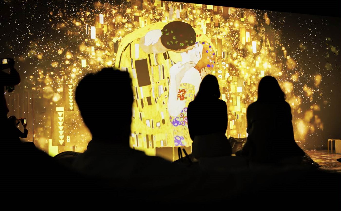 Das weltberühmte Gemälde "Der Kuss" von Gustav Klimt ist ab 5. Dezember 2024 als digitales, immersives Kunsterlebnis in der Alten Lokhalle Mainz  zu bestaunen (Bildrechte: Morris Mc Matzen)