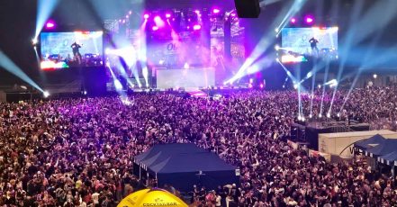 Titelbild / Bild 1: Volles Haus – Olé Party in der Veltins-Arena auf Schalke, 12.10.2024, Gelsenkirchen (Bildrechte: Redaktion EventMasterBook.de)