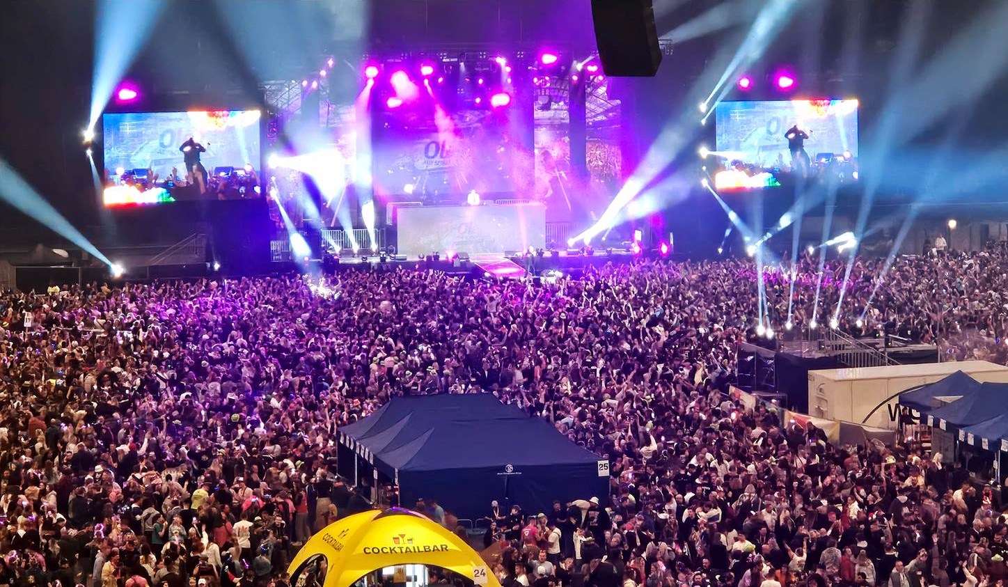 Titelbild / Bild 1:  Volles Haus – Olé Party in der Veltins-Arena auf Schalke, 12.10.2024, Gelsenkirchen (Bildrechte: Redaktion EventMasterBook.de)
