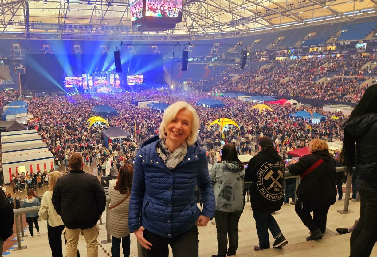 Bild 2: Monika Monzel, Redaktion EventMasterBook.de, bei der Olé Party in der Veltins-Arena auf Schalke, 12.10.2024, Gelsenkirchen (Bildrechte: Redaktion EventMasterBook.de)