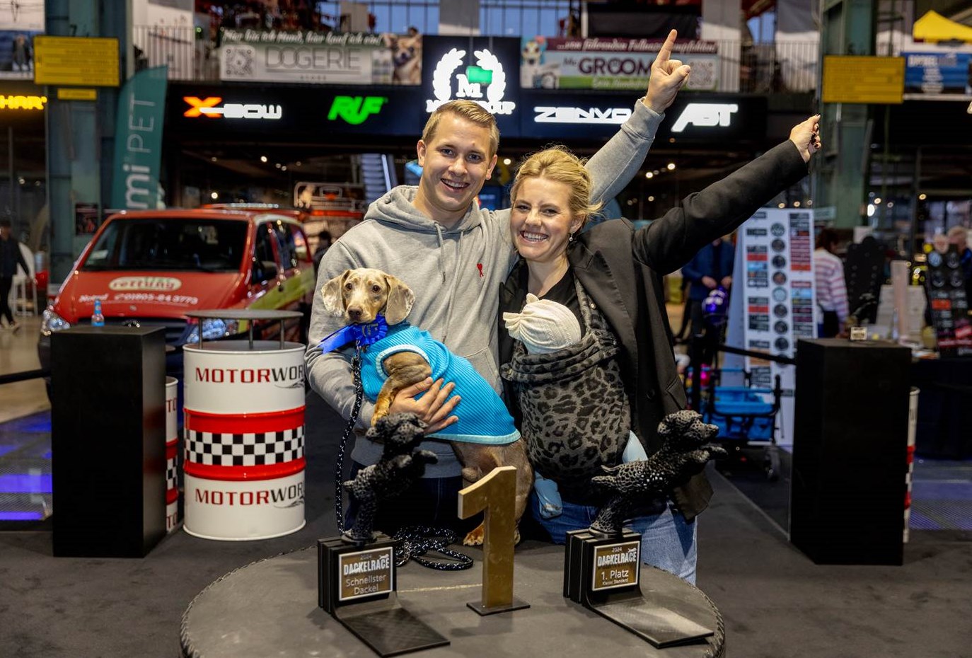 DackelRace 2024 Sieger Luitpold mit Maximilian und Laura Kurz und ihrer kleinen Tochter (Photocredit: @forstermartin_foto)