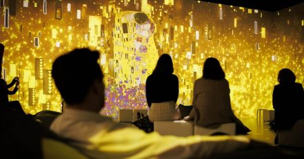 Szene der immersiven Kunst-Ausstellung KLIMTS KUSS – Spiel mit dem Feuer (Foto / Copyright: Morris Mac Matzen)