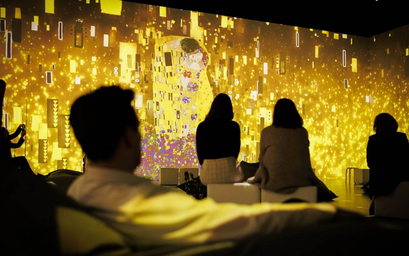 Szene der immersiven Kunst-Ausstellung KLIMTS KUSS – Spiel mit dem Feuer (Foto / Copyright: Morris Mac Matzen)