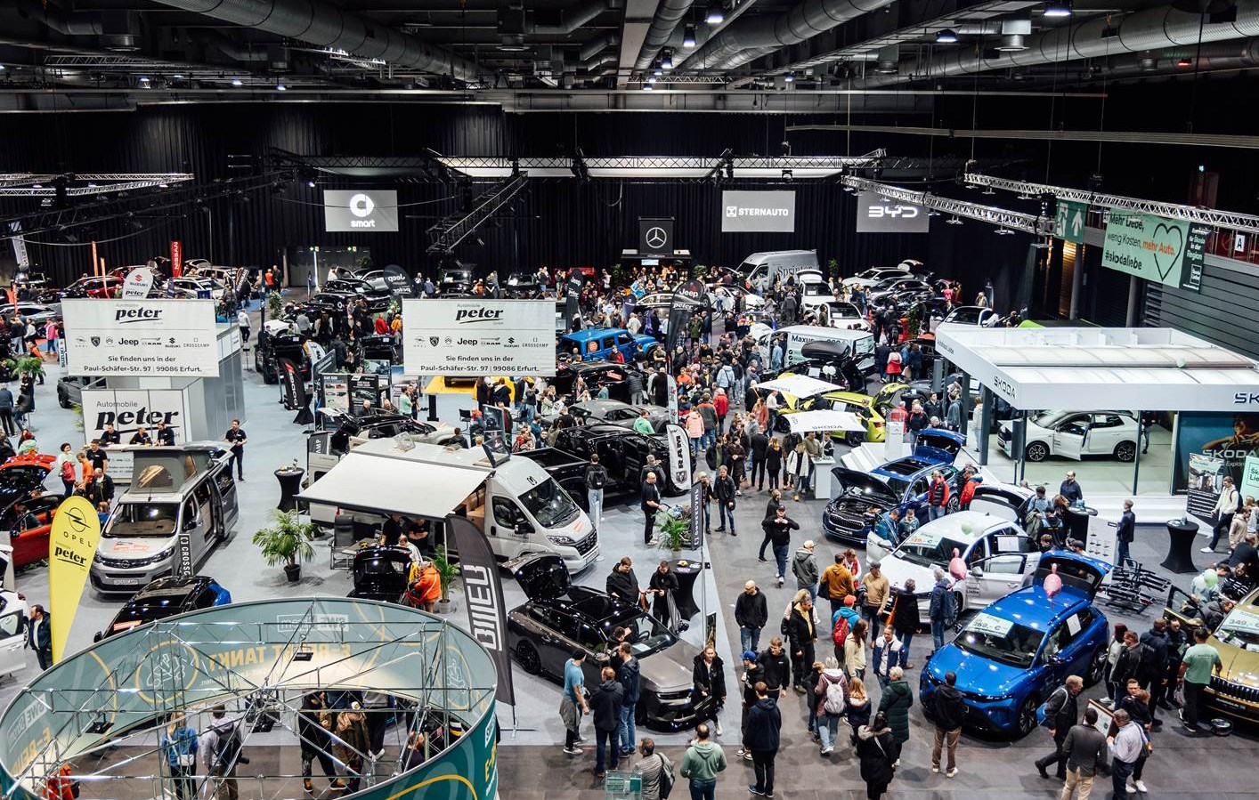 Szene von der AME Automobilmesse Erfurt 2025 (Bildrechte: viveart)