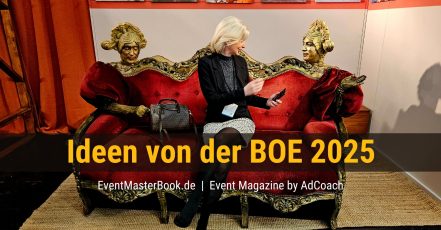 Monika Monzel, Redaktion EventMasterBook.de / Redaktion marketingScout.com, auf dem lebendigen Sofa von TukkersConnexion bei der BOE 2025 in Dortmund (Foto / Copyright: EventMasterBook.de Redaktionsteam)