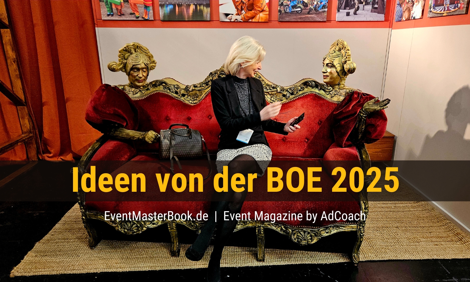 Monika Monzel, Redaktion EventMasterBook.de / Redaktion marketingScout.com, auf dem lebendigen Sofa von TukkersConnexion bei der BOE 2025 in Dortmund (Foto / Copyright: EventMasterBook.de Redaktionsteam)