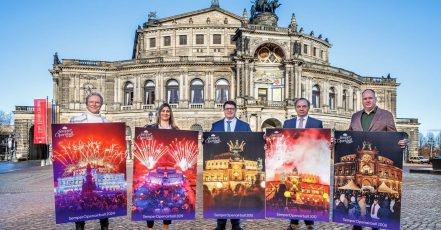 Foto von der Pressekonferenz zum SemperOpernball 2025; (v.li.) Wolfgang Lippert, Stefanie Schlick, Joachim Hoof, Gerhard Müller und Dirk Hilbert halten Motive von vergangenen SemperOpenairBällen in den Händen. (Copyright: Semper Opernball e.V./ Riverside Entertainment GmbH / Eric Münch)