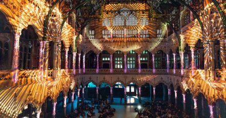 Szene aus der immersiven Licht-Kunst-Show Enlightenment, Berlin, Passionskirche (Bildquelle: Fever / Projektil)