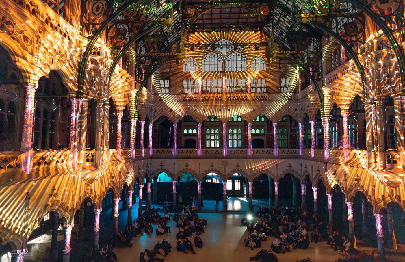 Szene aus der immersiven Licht-Kunst-Show Enlightenment, Berlin, Passionskirche (Bildquelle: Fever / Projektil)
