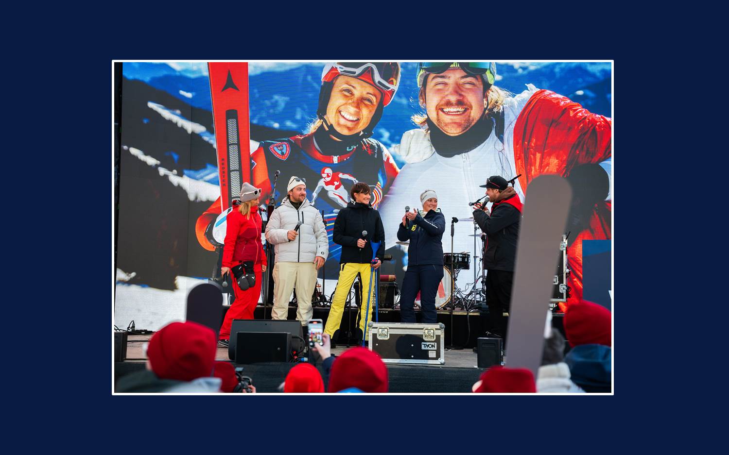 Szene vom Rahmenprogramm der Alpinen Ski-WM 2025, bei dem der Kite-Stunt von Valentin Bontus als Videoclip auf den Gästen der Fanmeile präsentiert wurde; v.l.n.r.: Michi Kirchgasser, Valentin Bontus, Astrid Steharnig-Staudinger (ÖW), Eva Haselsteiner (SalzburgerLand Tourismus). Copyright: Österreich Werbung / Levi Renger