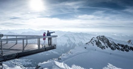 Kulinarischer Hochgenuss plus eine grandiose Aussicht erwartet die Gäste der Falstaff Genuss-Skitage, die sich am 4. oder 5. April 2025 auf das Kitzsteinhorn in 3.029 Meter Höhe begeben. (Bildrechte: Kitzsteinhorn)