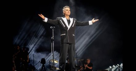Pressefoto zur MediaMarktSaturn PEAQ x Robbie Williams Kooperation (Bildquelle: MediaMarktSaturn Retail Group)