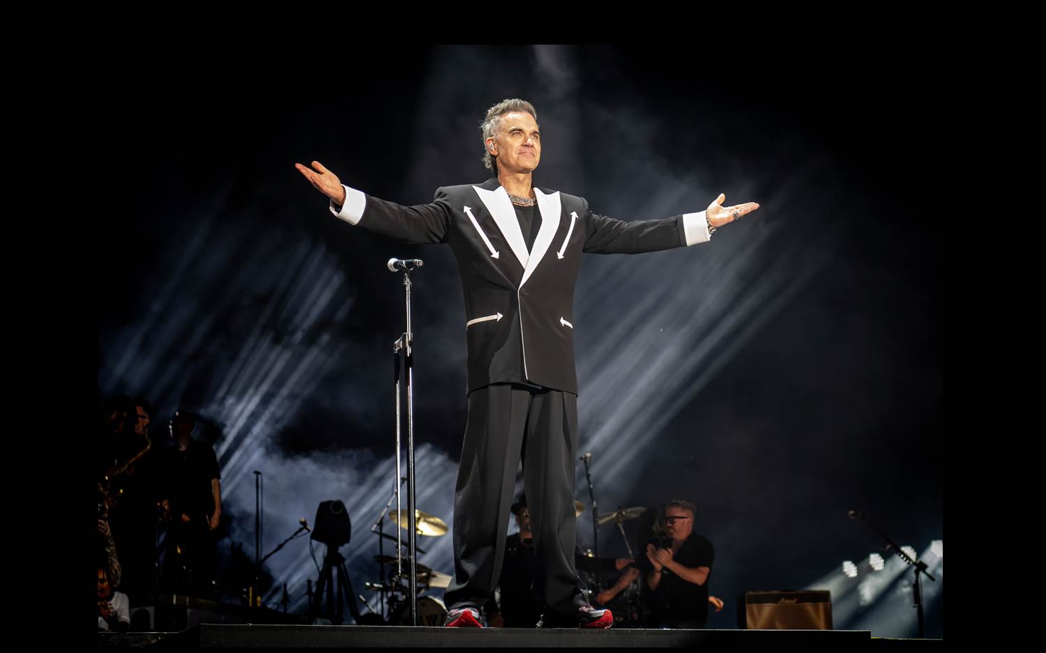 Pressefoto zur MediaMarktSaturn PEAQ x Robbie Williams Kooperation (Bildquelle: MediaMarktSaturn Retail Group) 