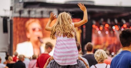 Insgesamt 34 hochkarätige nationale und internationale Musik-Acts werden beim Sommerfestival 2025 in der Autostadt, Wolfsburg, auf der Lagunen- und der Porsche-Bühne performen (Bildrechte: Autostadt GmbH, Fotograf: Janina Snatzke)