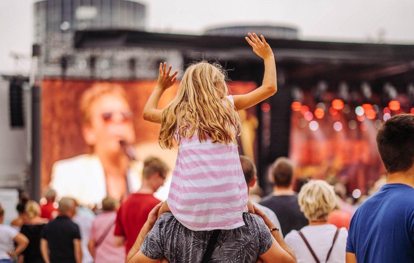 Insgesamt 34 hochkarätige nationale und internationale Musik-Acts werden beim Sommerfestival 2025 in der Autostadt, Wolfsburg, auf der Lagunen- und der Porsche-Bühne performen (Bildrechte: Autostadt GmbH, Fotograf: Janina Snatzke)