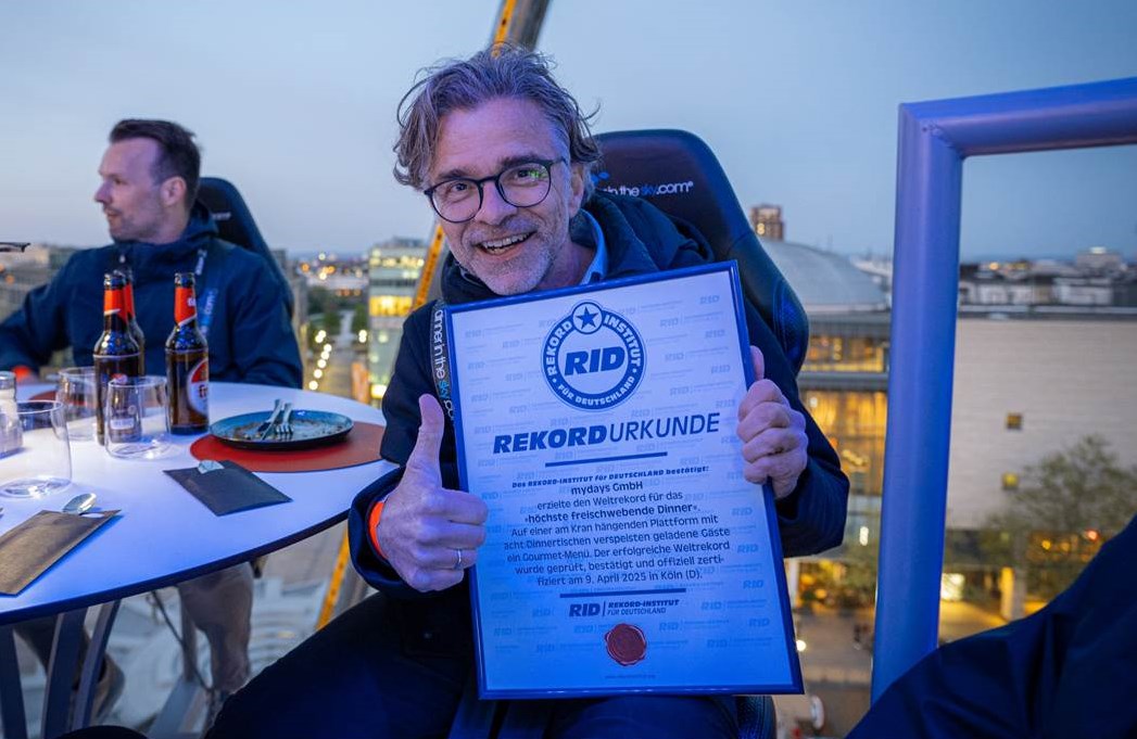 Christian Nau, CEO Jochen Schweizer mydays Group, mit der Rekordurkunde des RID, die den Weltrekord bestätigt (Foto / Copyright: mydays)