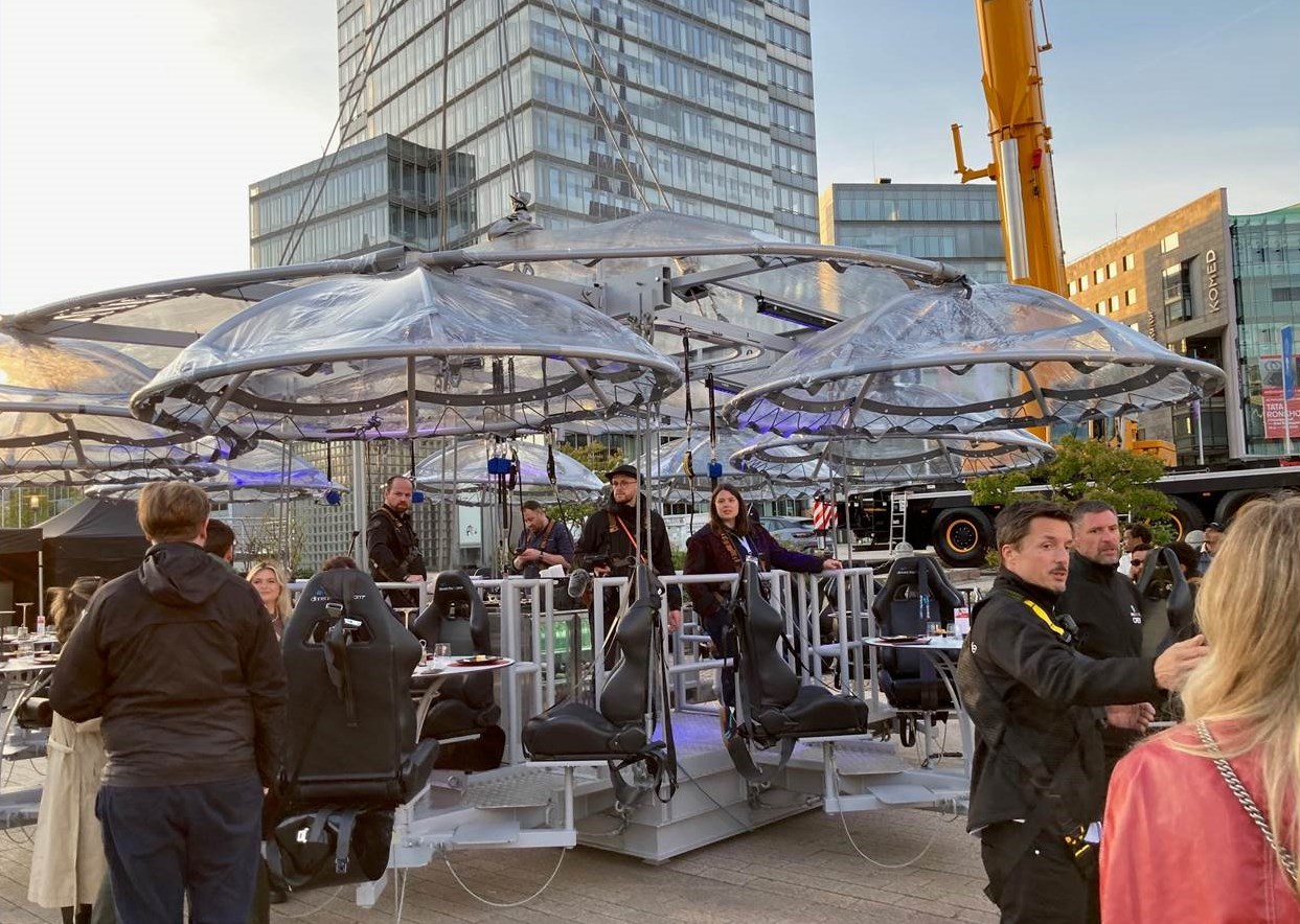 Die Showdinner-in-the-sky-Konstruktion am Boden, vor dem Weltrekordversuch im Mediapark Köln (Foto / Copyright: EventMasterBook.de Redaktion)