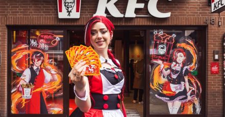 Das KFC Restaurant in der Düsseldorfer Bolkerstraße verwandelte sich anlässlich des Japan-Tags am 24. Mai 2025 zum Erlebnis-Spot im japanischen Style. (Bildrechte: KFC Deutschland, Fotograf: Marie Staggat)