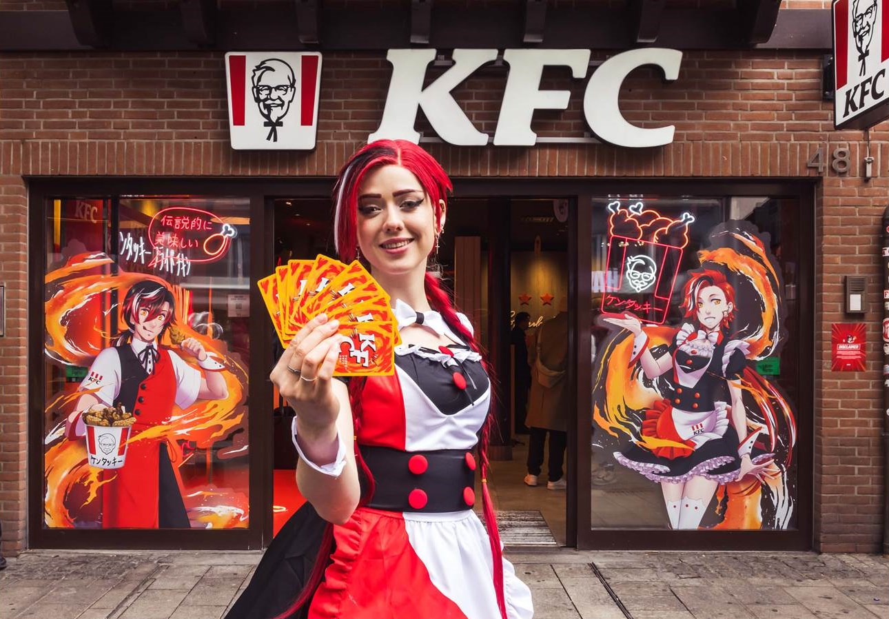 Das KFC Restaurant in der Düsseldorfer Bolkerstraße verwandelte sich anlässlich des Japan-Tags am 24. Mai 2025 zum Erlebnis-Spot im japanischen Style. (Bildrechte: KFC Deutschland, Fotograf: Marie Staggat)