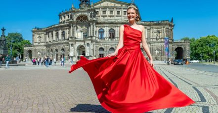 Der SemperOpernball 2026 wird filmreif. Das neue Debütantinnenkleid erstrahlt in leuchtendem Red-Carpet-Rot. Im Bild: Josefine Maja Giebe. (Bildnachweis: SemperOpernball e.V. / Riverside Entertainment GmbH / Norbert Neumann)