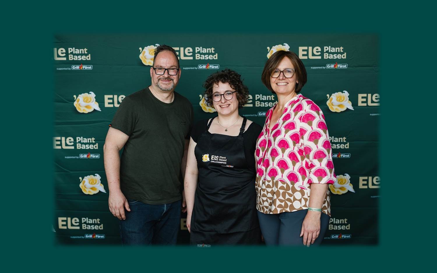 v.l. Harald Guimarães (Marketingleitung Eleplant), Camilla Hannemann (Gewinnerin des Wettbewerbs) und Ingrid Fritsch (Marketingleitung Grillfürst). Bildquelle: Eleplant, übermittelt durch PUNKT PR