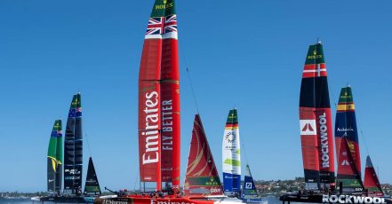 SailGP Rennszene auf dem Wasser mit Emirates als Titelsponsor des Great Britain SailGP Teams (Bildrechte: Emirates)