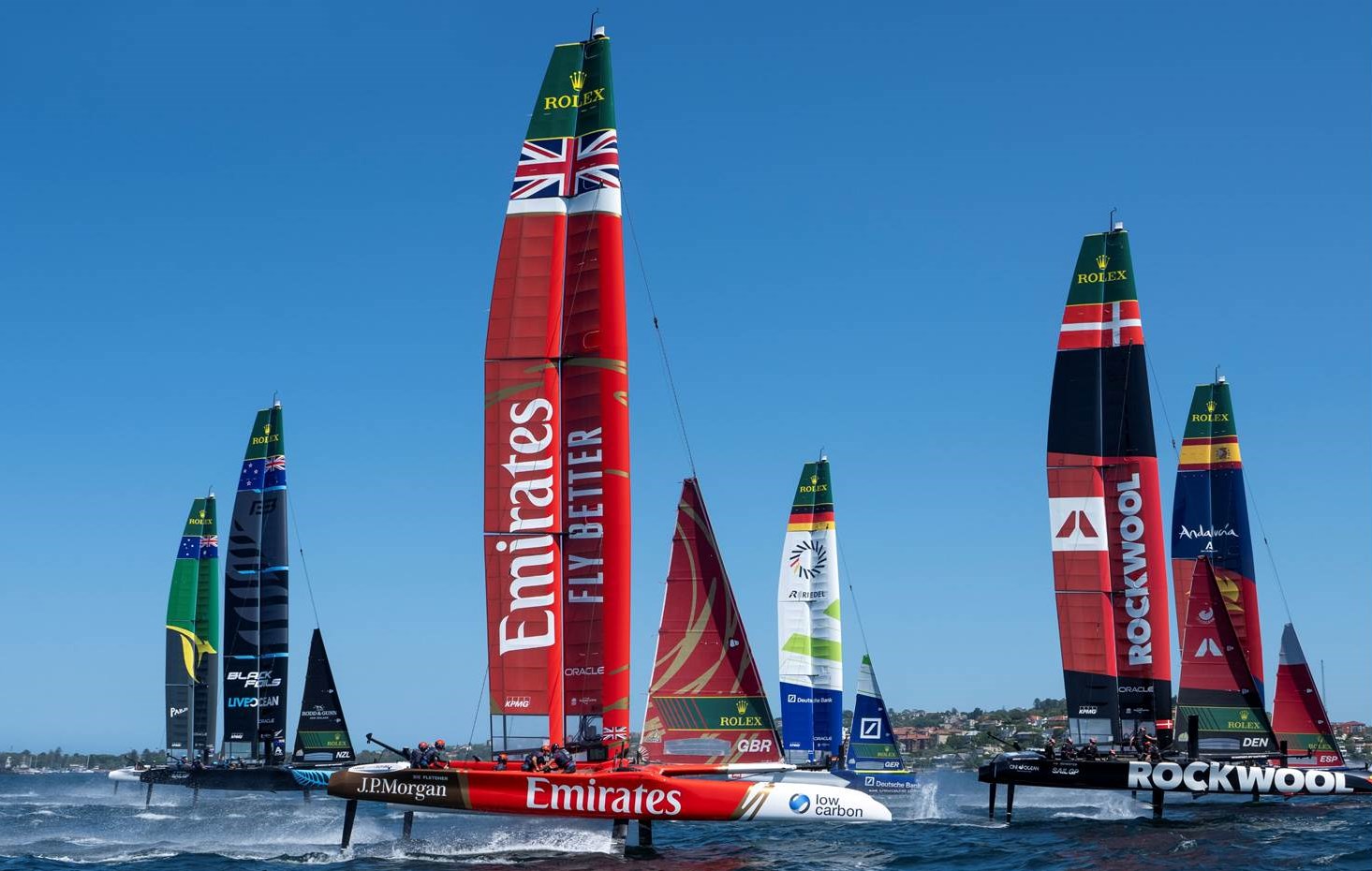 SailGP Rennszene auf dem Wasser mit Emirates als Titelsponsor des Great Britain SailGP Teams (Bildrechte: Emirates)