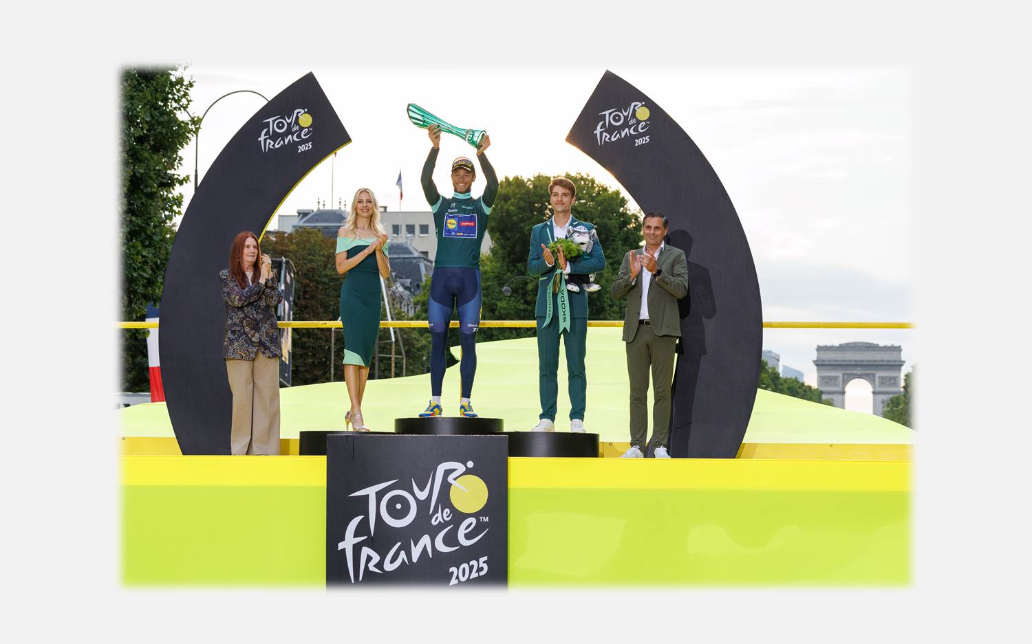 Die grüne Trophäe für den Punktesieger der Tour de France 2025, Jonathan Milan aus Italien, erinnert an die Farbe des grünen Trikots und die traditionelle Markenfarbe von Skoda. (Bildrechte: Skoda Auto, Foto: Skoda Auto Deutschland GmbH)