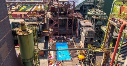 Baden im Kunstwerk – Das Werksschwimmbad der Zeche Zollverein, Essen, bietet kostenfreien Badespaß in den NRW-Sommerferien bis zum 26. August (Copyright: Stiftung Zollverein, Jochen Tack)