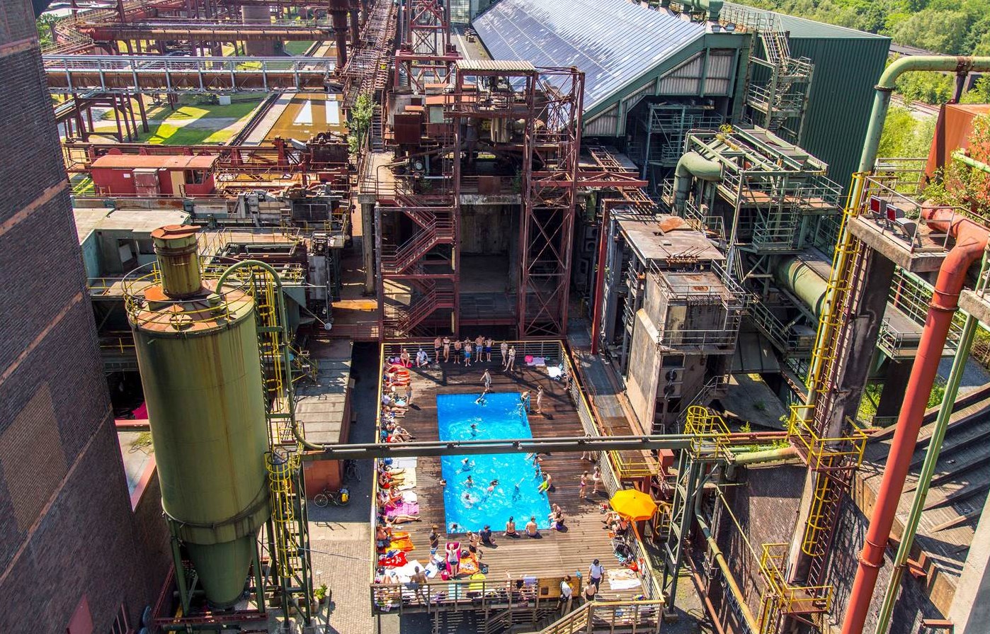Baden im Kunstwerk – Das Werksschwimmbad der Zeche Zollverein, Essen, bietet kostenfreien Badespaß in den NRW-Sommerferien bis zum 26. August (Copyright: Stiftung Zollverein, Jochen Tack)