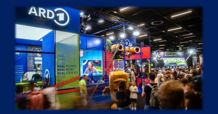 Der Stand der ARD bei der gamescom 2025 steht unter dem Motto Play, Watch, Connect (Bildrechte: SWR / Tim Bachmann, Fotograf: ARD Presse)