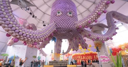 Im vergangenen Jahr zierte ein gigantischer Oktopus aus 27.862 Luftballons die Glücksoase by schauinsland-reisen am Hockenheimring. Die besondere Installation wurde als Weltrekord bestätigt. (Bildrechte: schauinsland-reisen)
