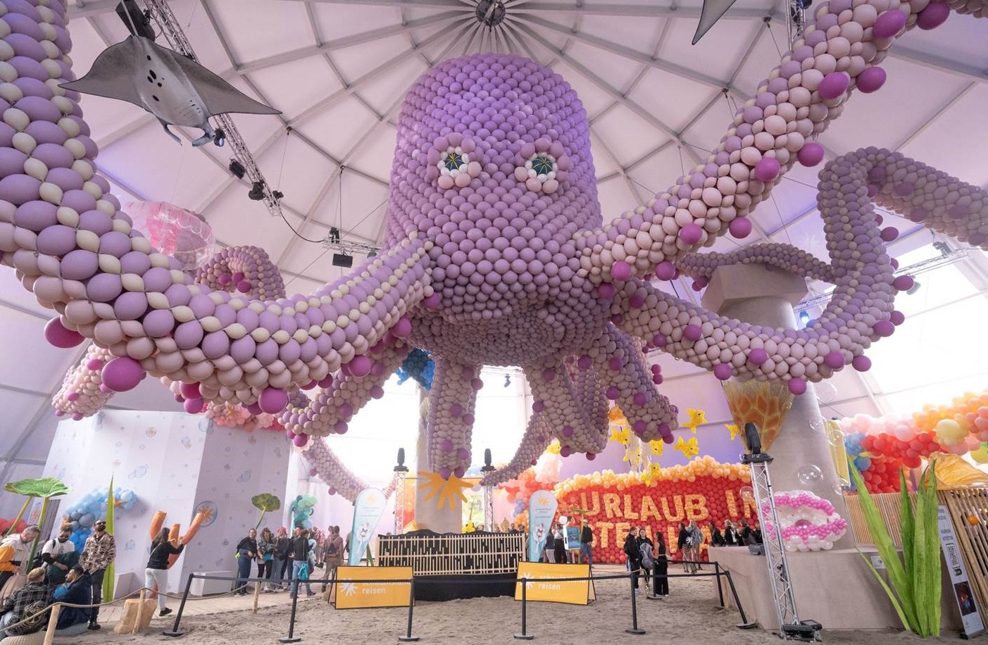 Im vergangenen Jahr zierte ein gigantischer Oktopus aus 27.862 Luftballons die Glücksoase by schauinsland-reisen am Hockenheimring. Die besondere Installation wurde als Weltrekord bestätigt. (Bildrechte: schauinsland-reisen)