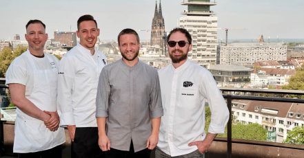 Diese Stars am Herd – Eric Werner, Mathias Maucher, Henrik Olfem, Kevin Graham (v.l.n.r.) – werden bei der Kitchenparty im Kölner Wasserturm am 30. August 2025 aktiv sein (Copyright / Quelle: Wasserturm Hotel Cologne)