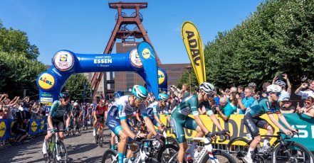 Aufbruch zur ersten Etappe der Lidl Deutschland Tour – Das Fahrerfeld verlässt das UNESCO-Welterbe Zollverein (Foto: Jochen Tack / Stiftung Zollverein)