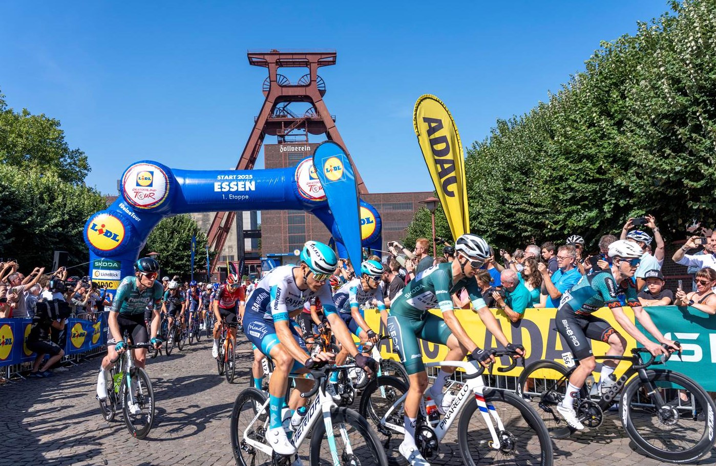 Aufbruch zur ersten Etappe der Lidl Deutschland Tour – Das Fahrerfeld verlässt das UNESCO-Welterbe Zollverein (Foto: Jochen Tack / Stiftung Zollverein)