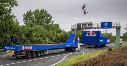 ELA Container und Red Bull realisieren spektakulären Sprung mit FMX-Weltmeister Luc Ackermann. Zwei Lkw dienten als Absprung- und Landebahn auf der Autobahn. Die Landebahn wurde mit Containerwänden ausgestattet. (Bildquelle: ELA Container)