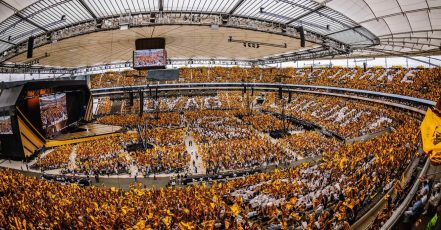 Kein öffentliches Popkonzert, sondern das Jubiläumsevent der DVAG im Frankfurter Deutsche Bank Park mit über 42.000 Teilnehmenden (Copyright: DVAG / Julian Huke)