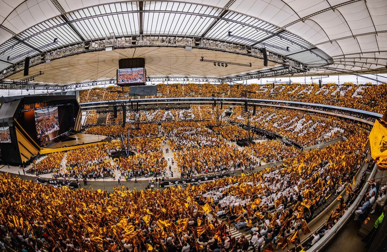 Kein öffentliches Popkonzert, sondern das Jubiläumsevent der DVAG im Frankfurter Deutsche Bank Park mit über 42.000 Teilnehmenden (Copyright: DVAG / Julian Huke)